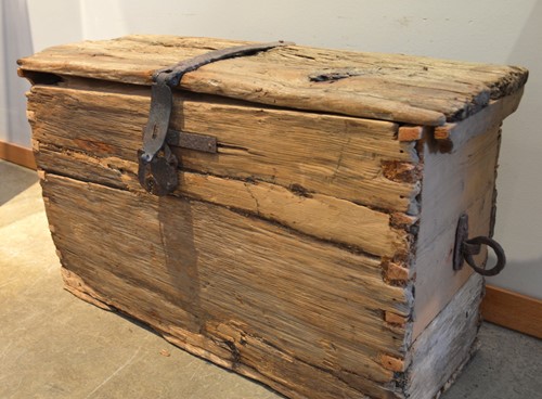 Wooden chest - Missing people and their belongings